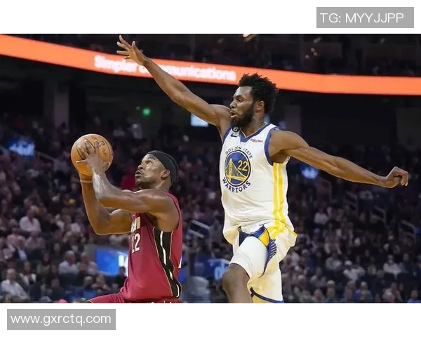 吉米巴特勒带领球队重返巅峰展现领袖魅力与不屈精神